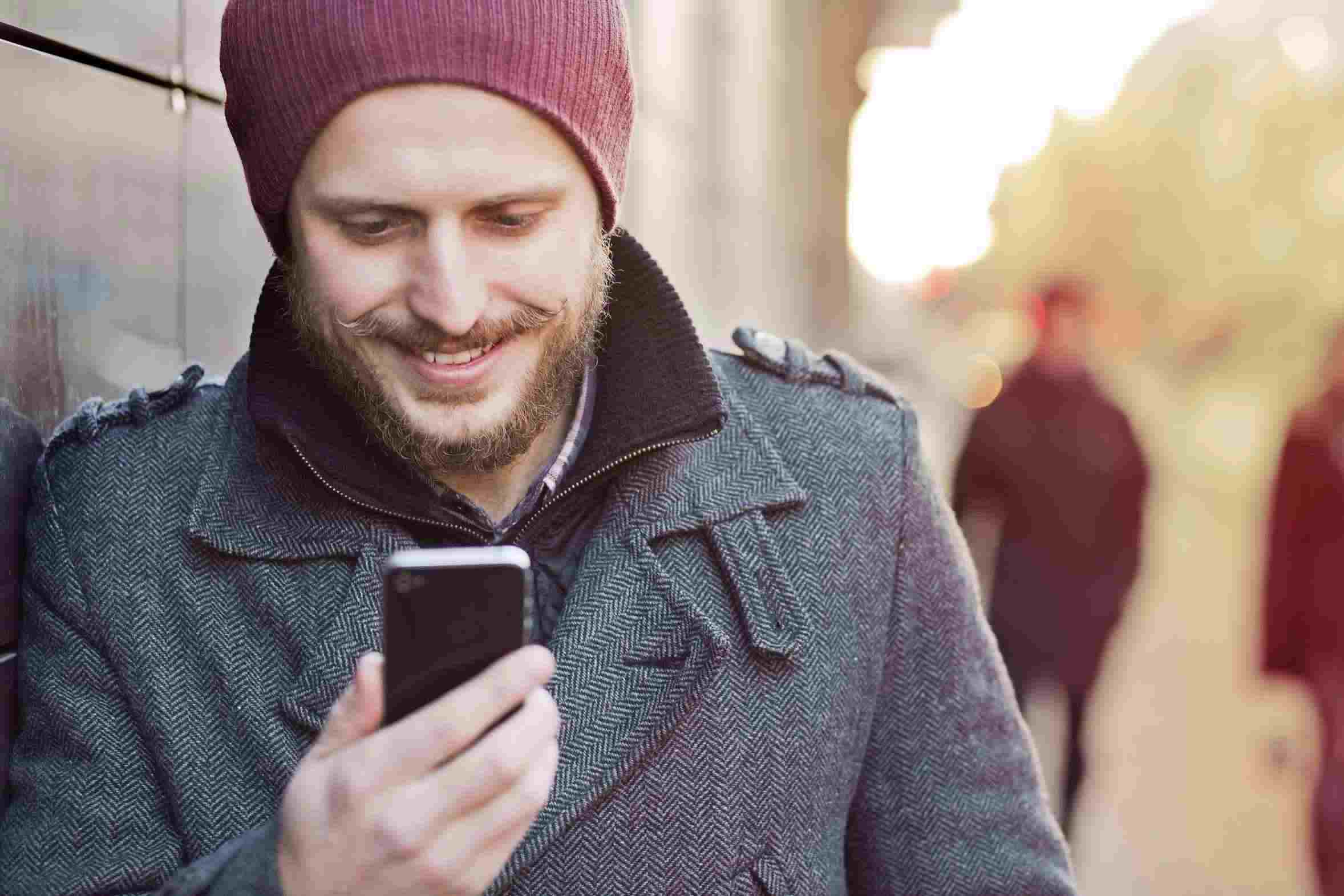 Мужчина со смартфоном. Картинка взрослый мужчина со смартфоном. Moscow young man smartphone.